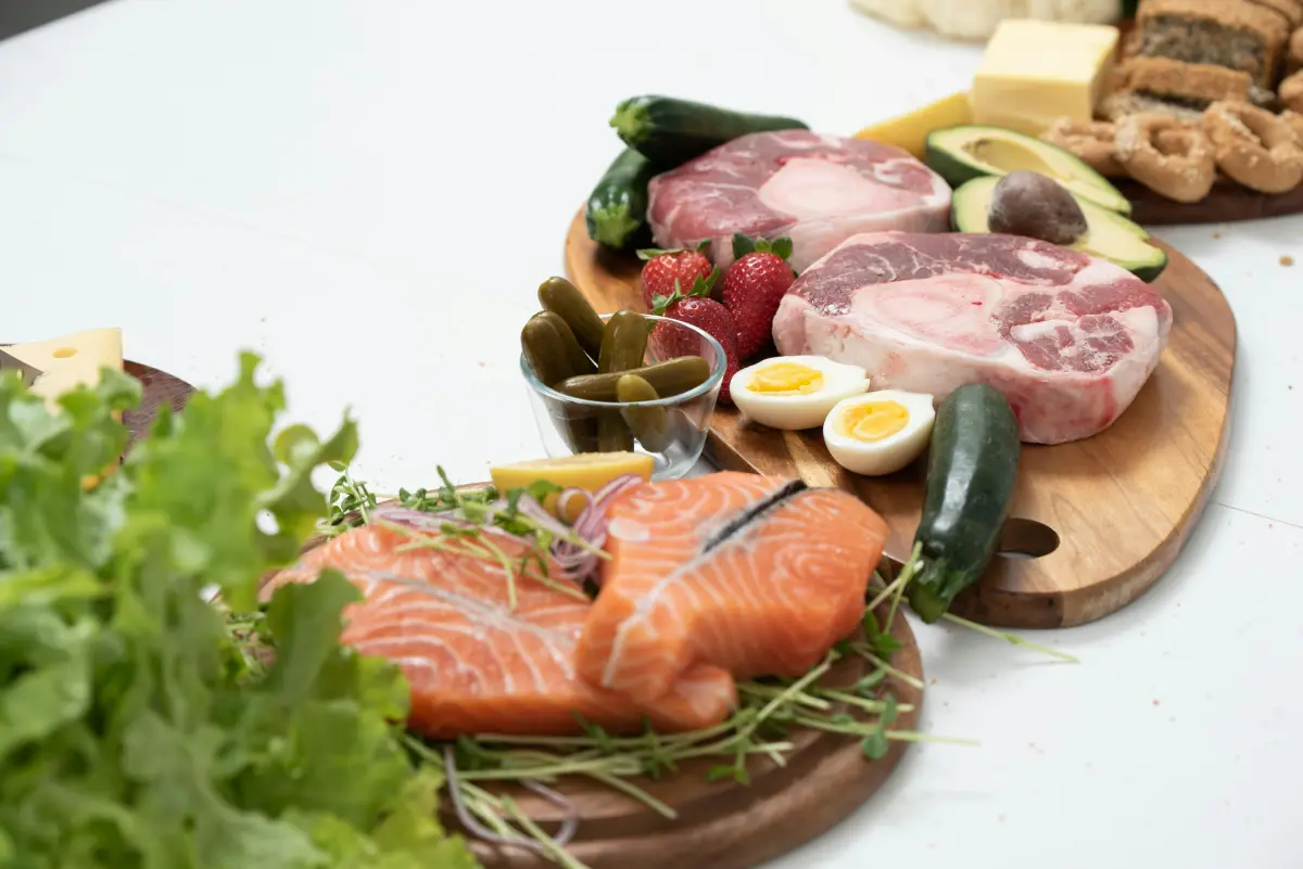 Persona preparando un plato cetogénico con aguacate, huevos y carne
