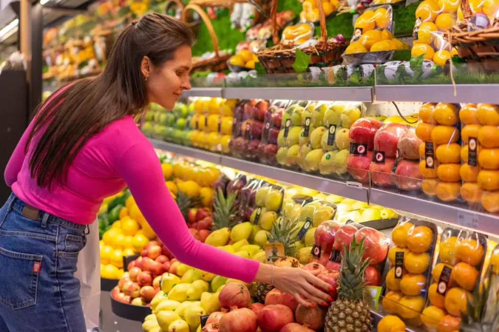 Estrategias para ahorrar dinero mientras se mantiene una alimentación saludable y equilibrada.