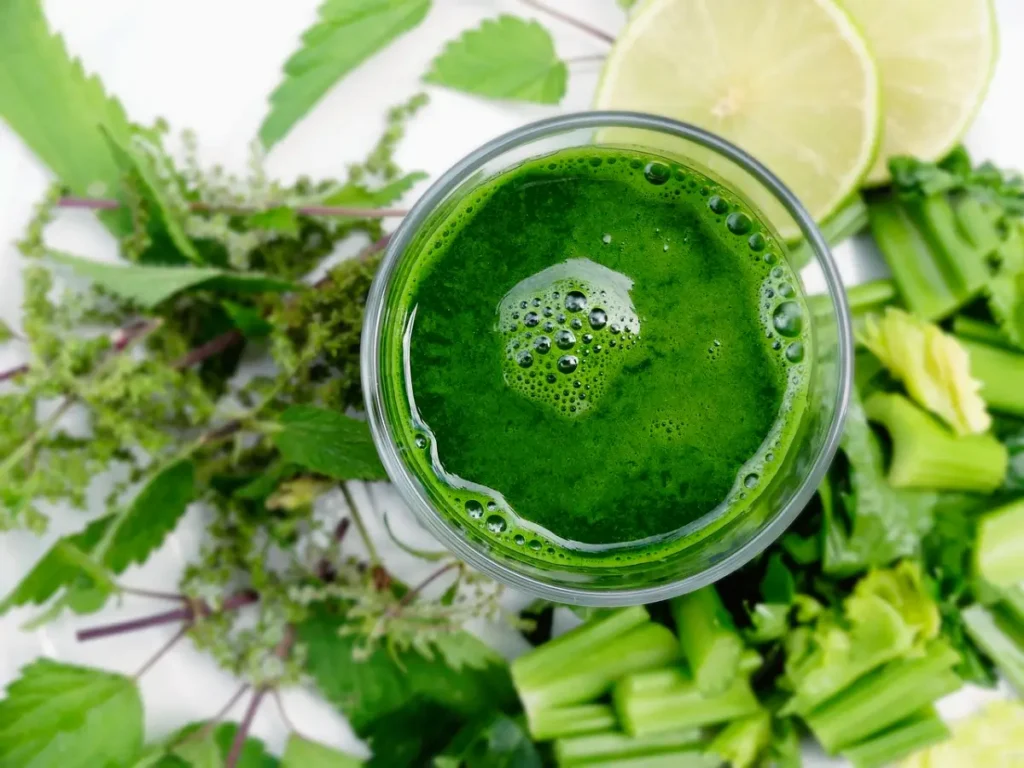 batido verde, acompañado de frutas y verduras, clave para una belleza natural desde el interior."