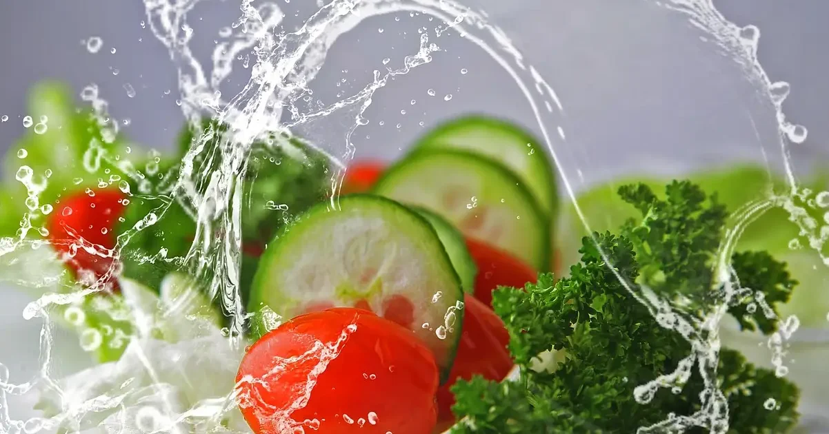 Plato con alimentos saludables como frutas, verduras, proteínas y cereales integrales.