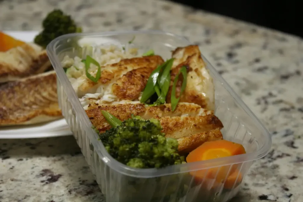 Alimentos saludables para una dieta hipocalórica enfocada en fitness, incluyendo proteínas magras, carbohidratos complejos y grasas saludables.