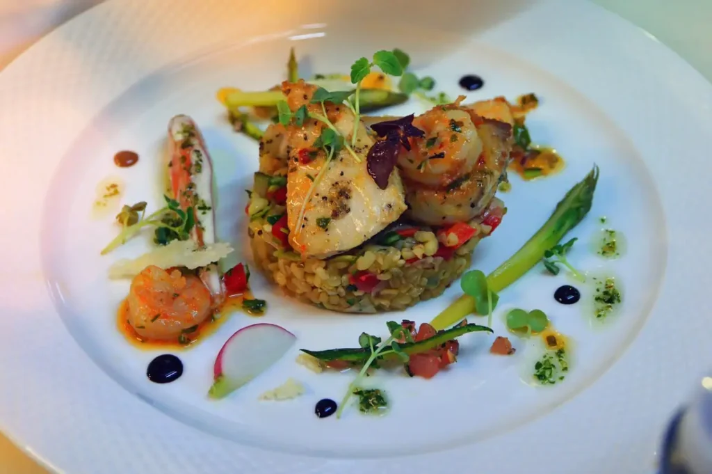 Alimentos saludables como frutas, verduras, pollo y quinoa para una dieta balanceada.”