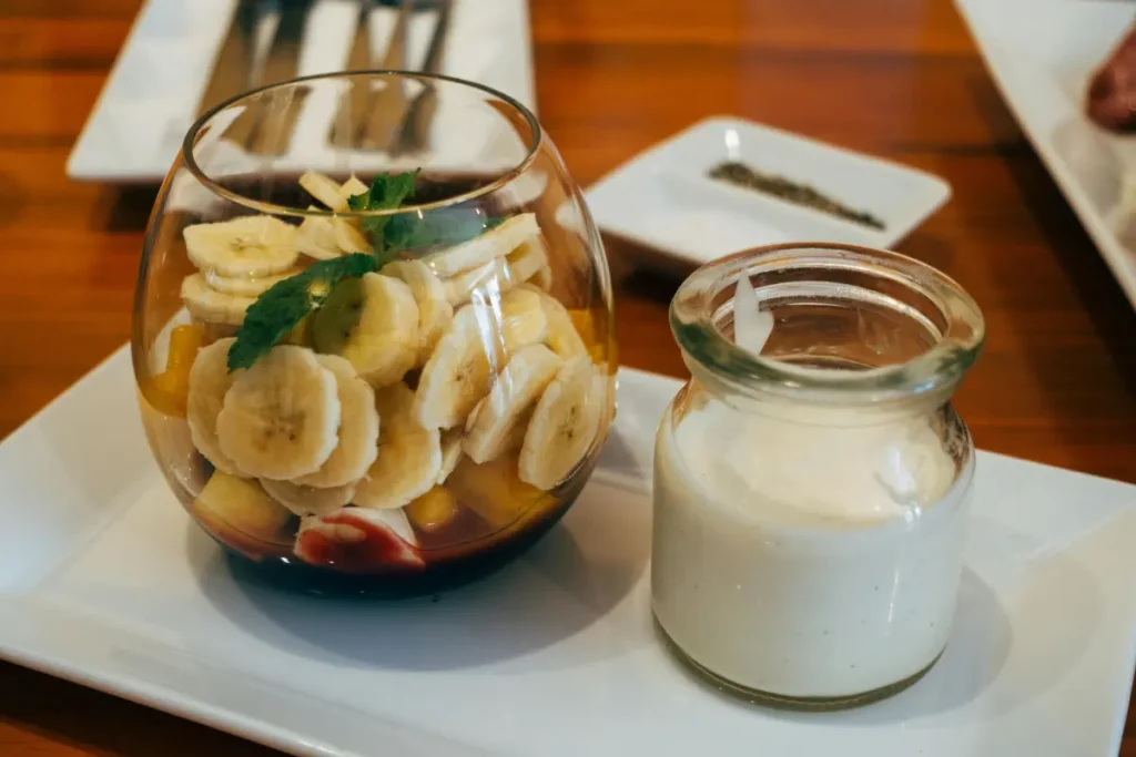 Plátano, yogur natural y arroz en un plato para aliviar el estómago.