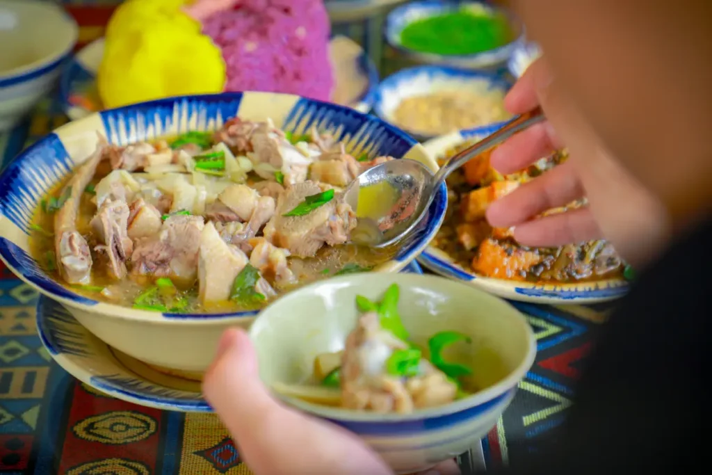 Alimentos ricos en colágeno como caldo de huesos, pescado y cítricos para una piel firme.