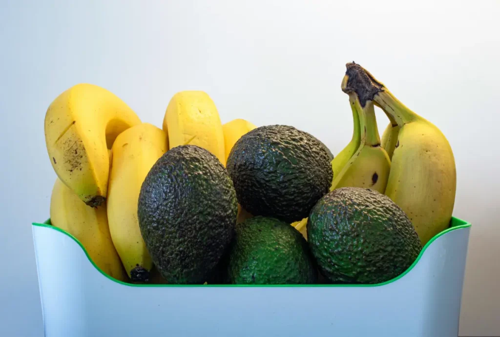 Alimentos ricos en antioxidantes y grasas saludables para nutrir la piel desde el interior.