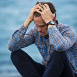 Efectos físicos de la ansiedad en el cuerpo humano, incluyendo taquicardia, tensión muscular y problemas respiratorios.