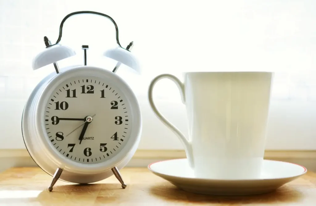 Reloj y plato vacío, ilustrando la estrategia del ayuno intermitente.