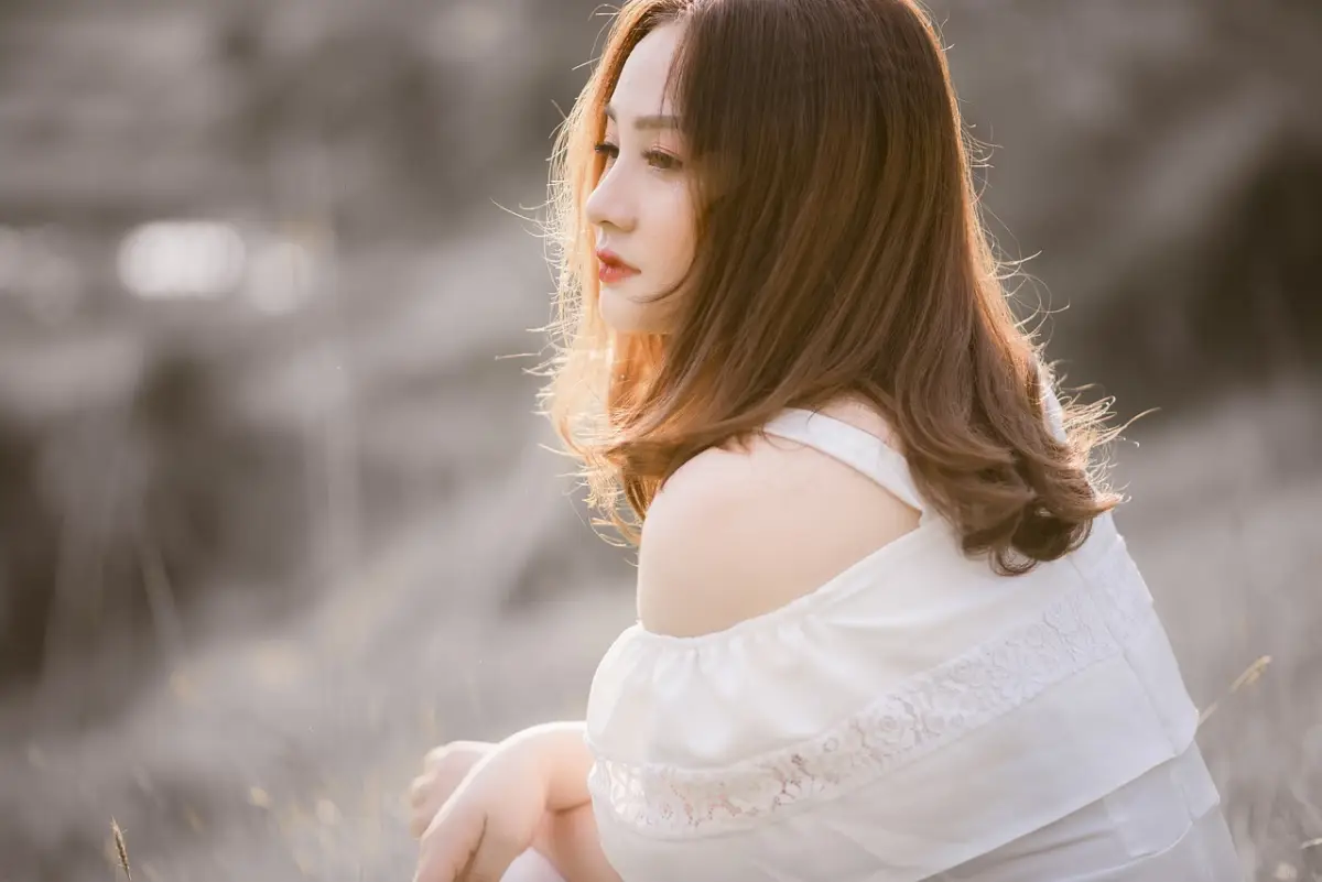 Mujer con piel luminosa y cabello saludable mostrando los beneficios de una rutina de belleza natural."