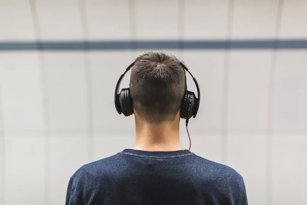 Persona con auriculares de neurofeedback entrenando su concentración.