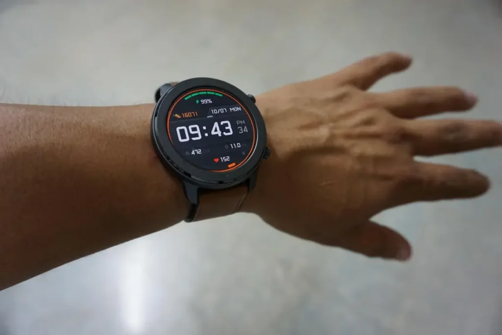 Primer plano de una persona consultando datos biométricos en un smartwatch.