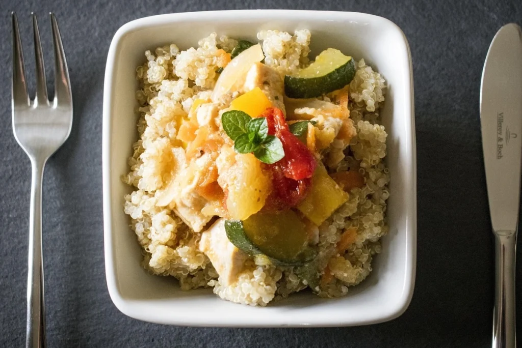 Platos con carbohidratos saludables como quinoa, arroz integral y batata