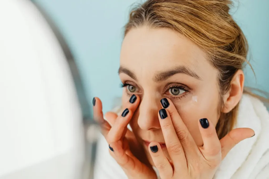 Rutina de cuidado de la piel con hidratación y exfoliación para un cutis radiante.