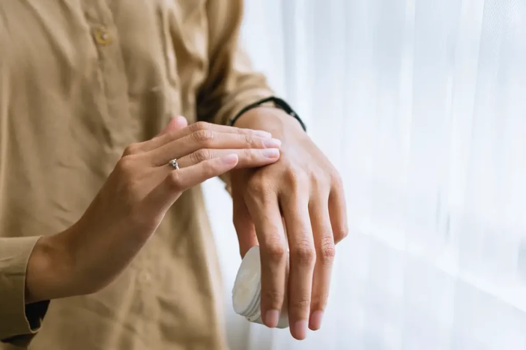 Rutina diaria de cuidado de la piel para personas con dermatitis atópica."