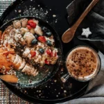 Desayuno saludable con frutas, avena y café para empezar el día con energía"
