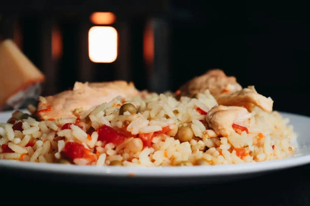 Alimentos de la dieta BRAT: plátanos, arroz, puré de manzana y tostadas.