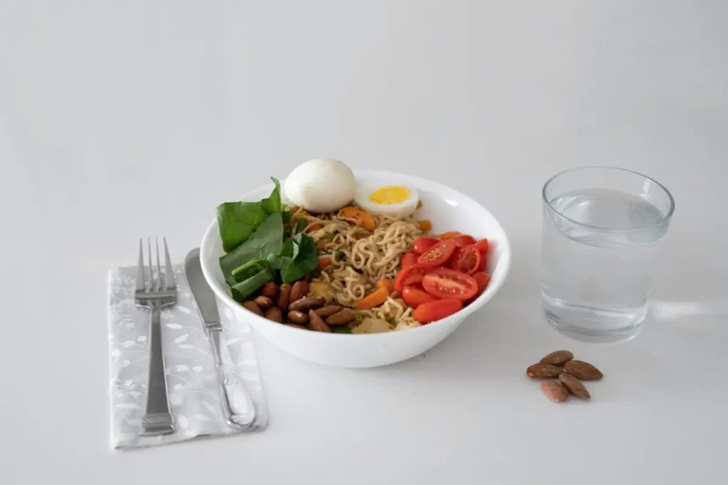 Plato saludable con proteínas, carbohidratos y verduras, ideal para una dieta equilibrada.