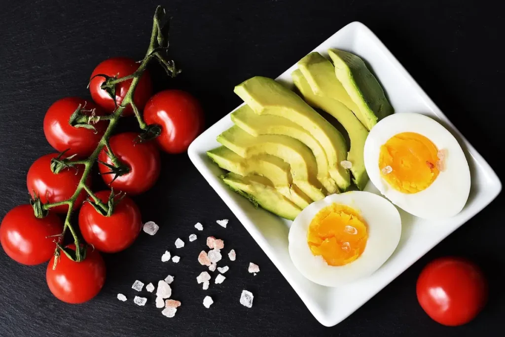 Plato de desayuno cetogénico con huevos, aguacate