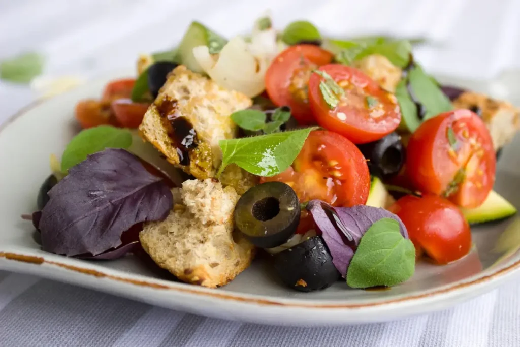 "Plato con ensalada mediterránea y aceite de oliva, ideal para la salud y la pérdida de peso."