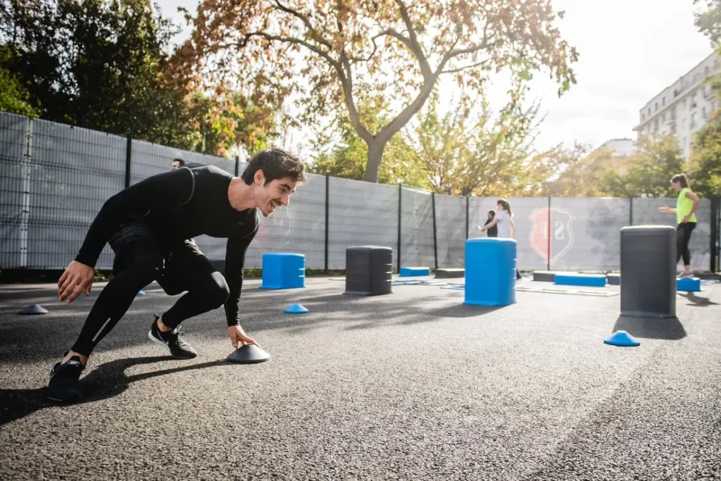 Hombre corriendo al aire libre como parte de su rutina para perder peso de forma saludable.”
