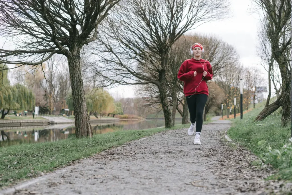 Persona corriendo al aire libre como parte de una rutina de ejercicio para reducir la ansiedad.