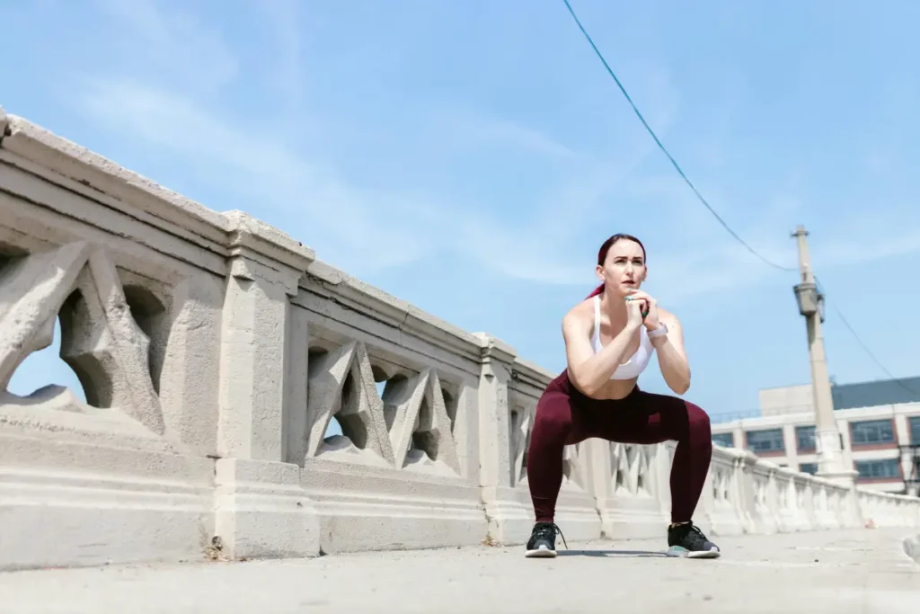 lexiones, dominadas y sentadillas, los ejercicios básicos de la calistenia para fortalecer todo el cuerpo.
