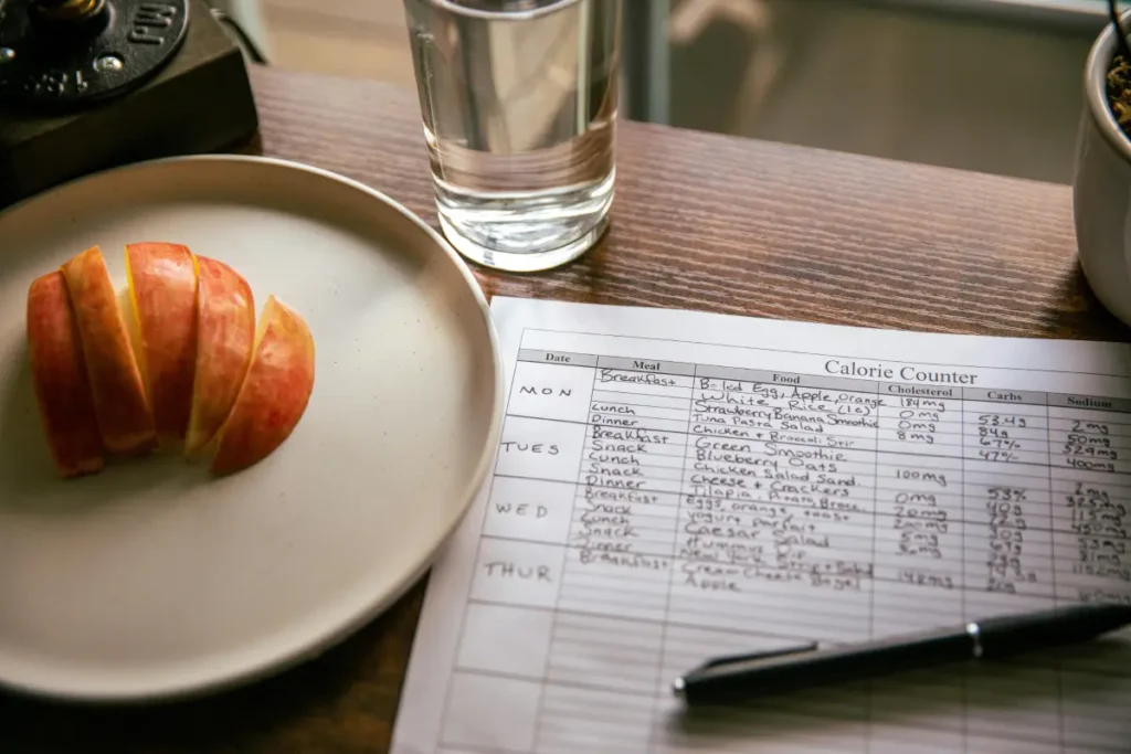 Tabla con cálculo del gasto energético diario para establecer un déficit calórico adecuado en una dieta hipocalórica.