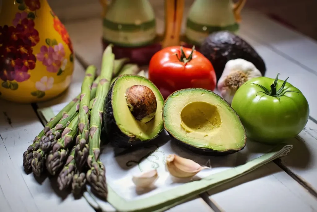 Selección de frutas, verduras y legumbres frescas, fundamentales para una alimentación saludable y equilibrada."