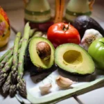Alimentos ricos en antioxidantes y grasas saludables para una dieta antienvejecimiento.