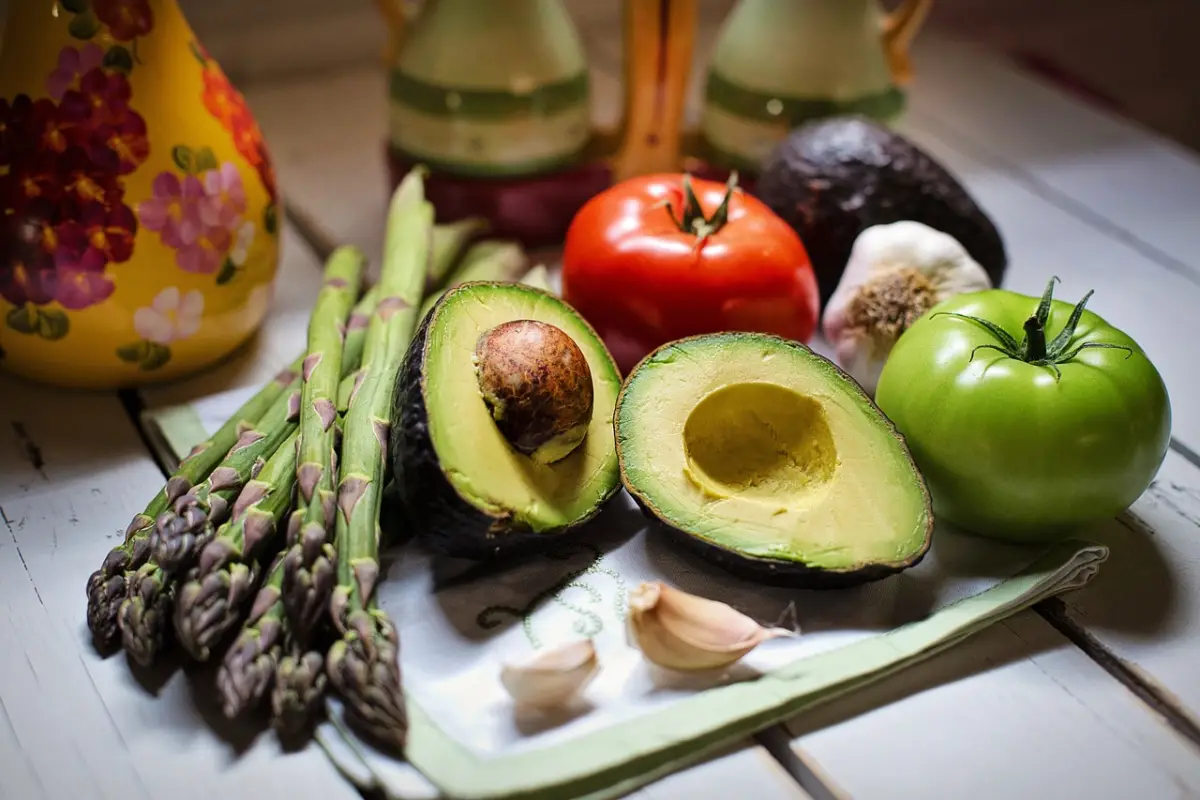 Alimentos ricos en antioxidantes y grasas saludables para una dieta antienvejecimiento.