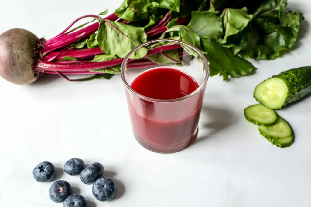 Variedad de frutas y verduras ricas en antioxidantes para combatir el envejecimiento.
