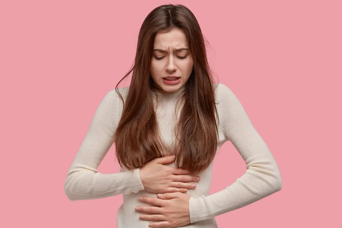 mujer con dolor causada por la gastritis