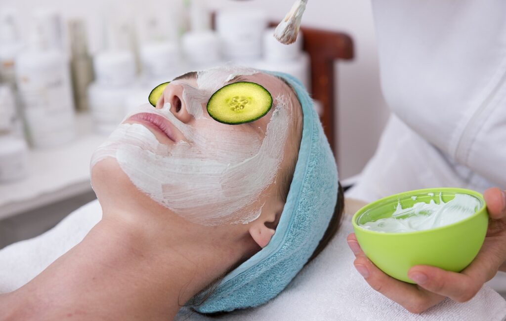 Mascarilla casera de miel y avena aplicada en el rostro para hidratar la piel seca.