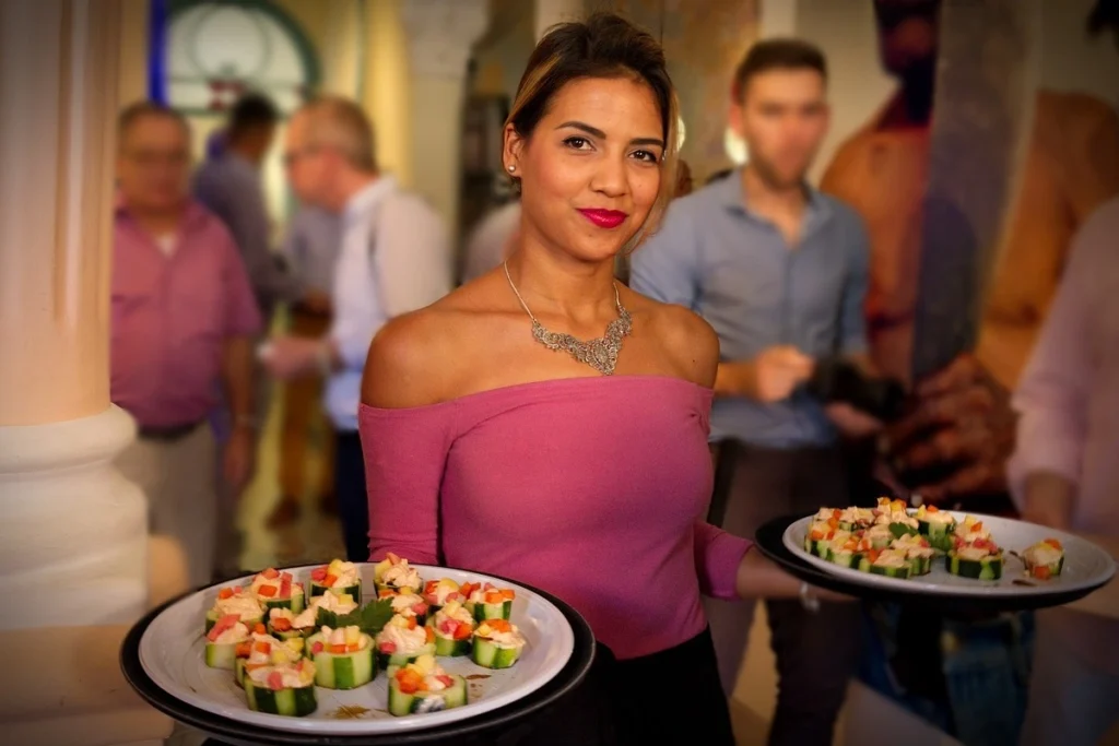 Persona disfrutando de una comida saludable con un mensaje motivacional sobre alimentación equilibrada
