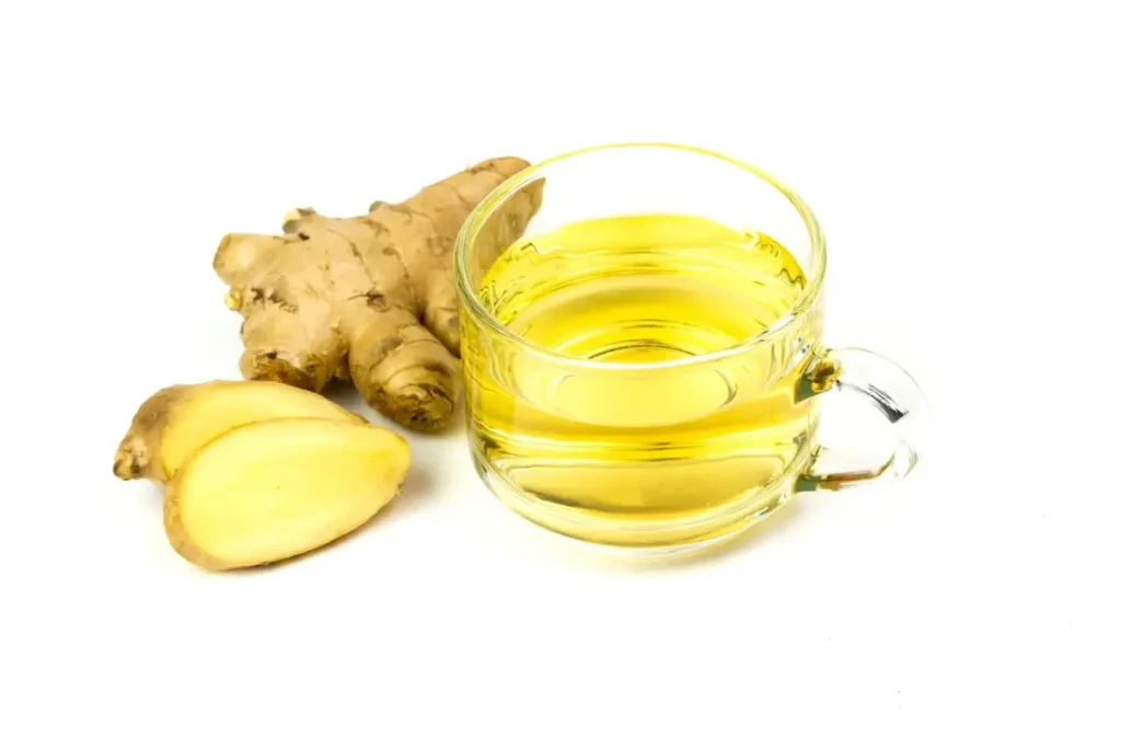 Infusión de jengibre caliente con miel y rodajas frescas, perfecta para acelerar el metabolismo.