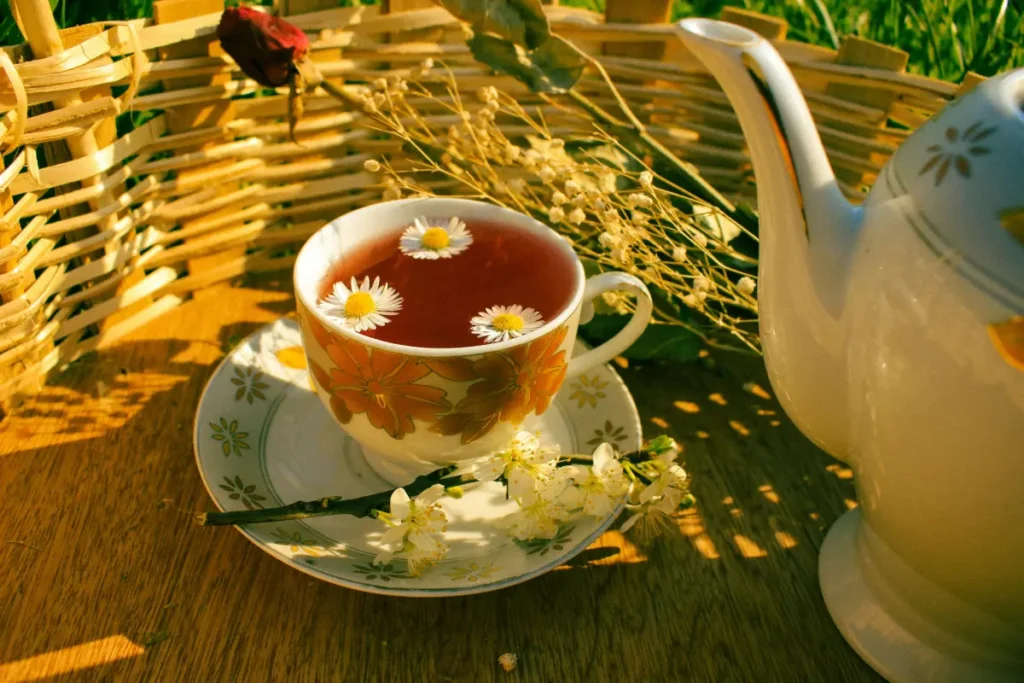 Infusiones de manzanilla y menta para aliviar el dolor de estómago.