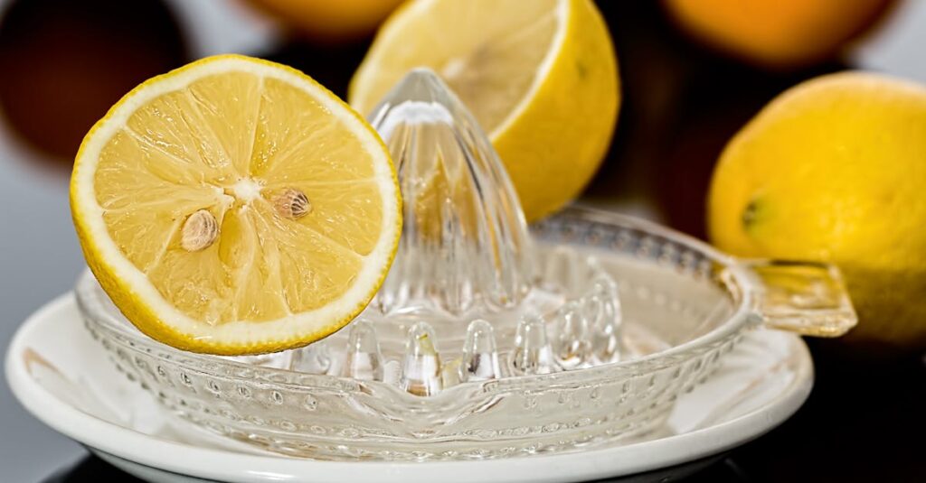 Naranjas, limones y toronjas en una canasta, ricos en vitamina C para fortalecer el sistema inmunológico.