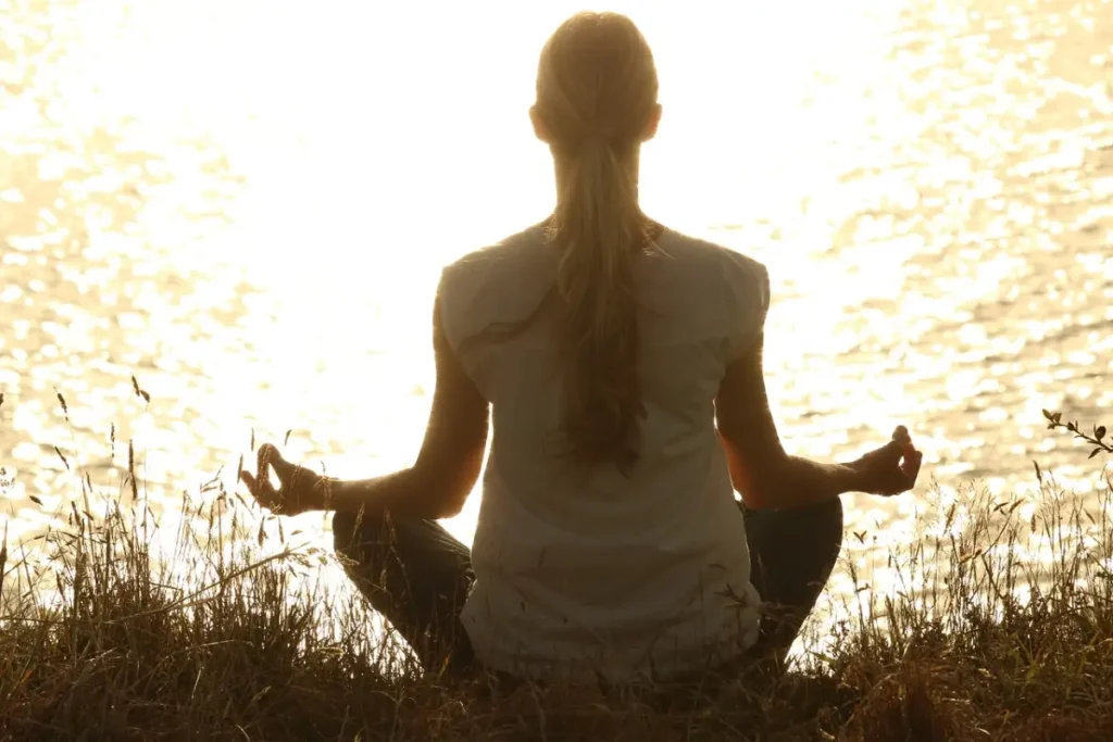 Meditación y mindfulness ayudan a reducir el estrés y mejorar la salud y longevidad."