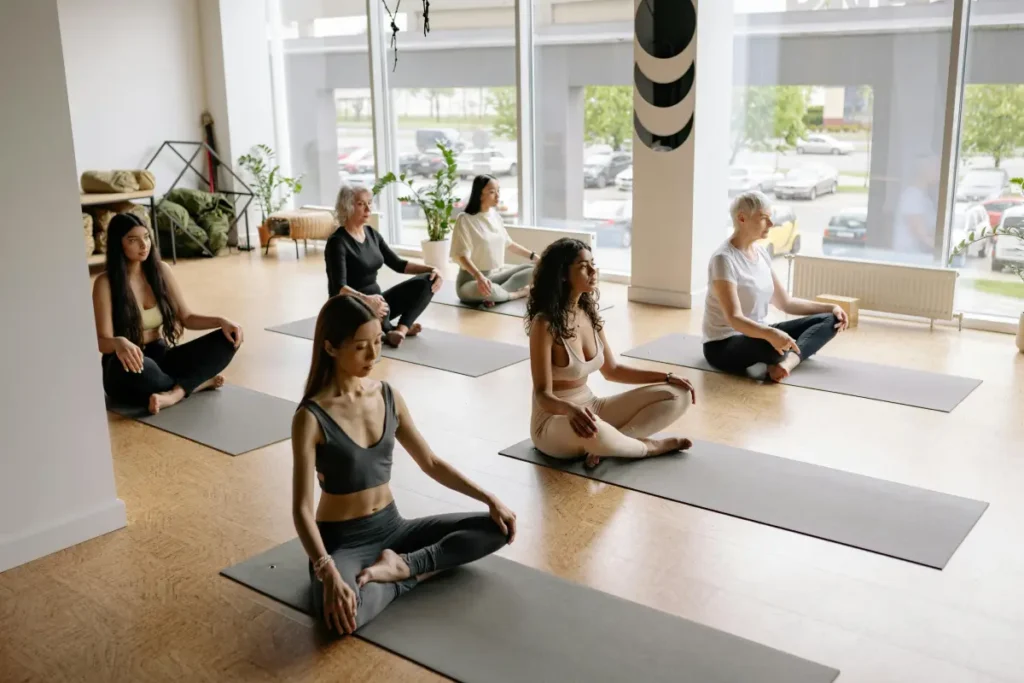 Grupo de personas practicando meditación en un programa de MBSR.