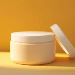 Tarro de crema hidratante ligera sobre un fondo minimalista.