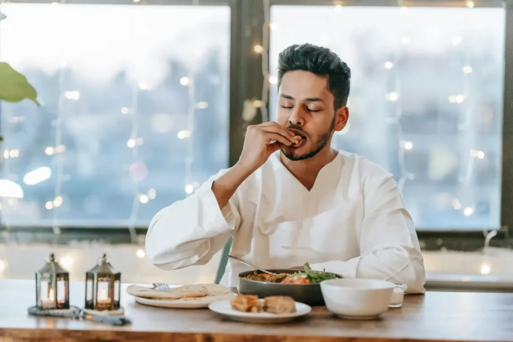 Persona disfrutando su comida con atención plena