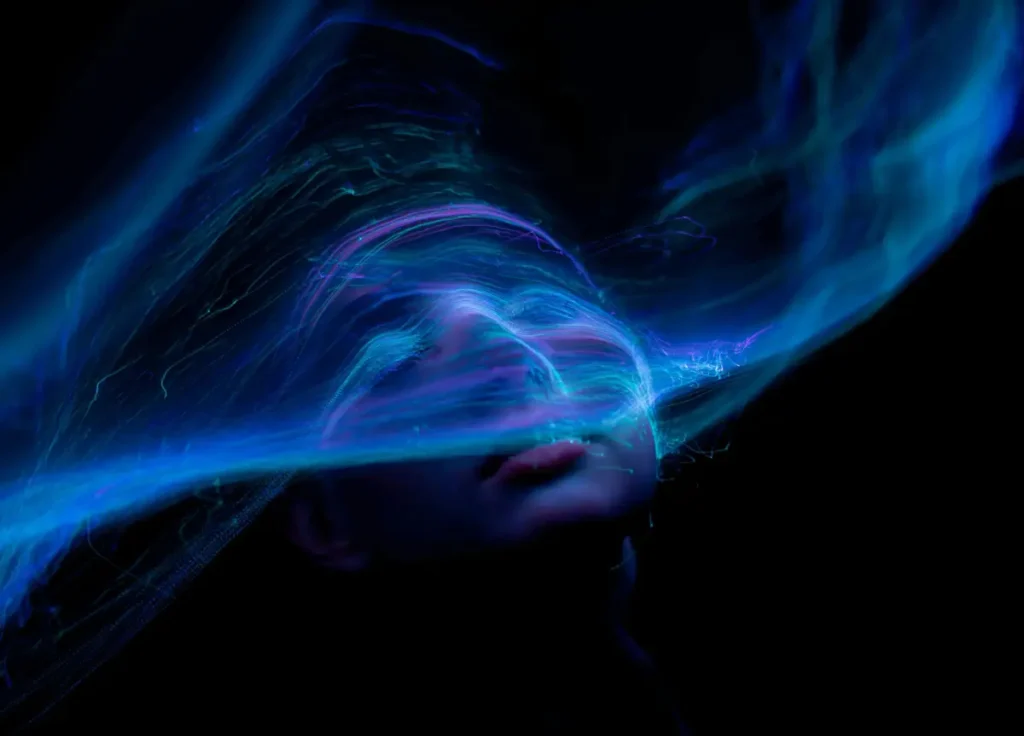Imagen conceptual del cerebro iluminado con efectos de meditación
