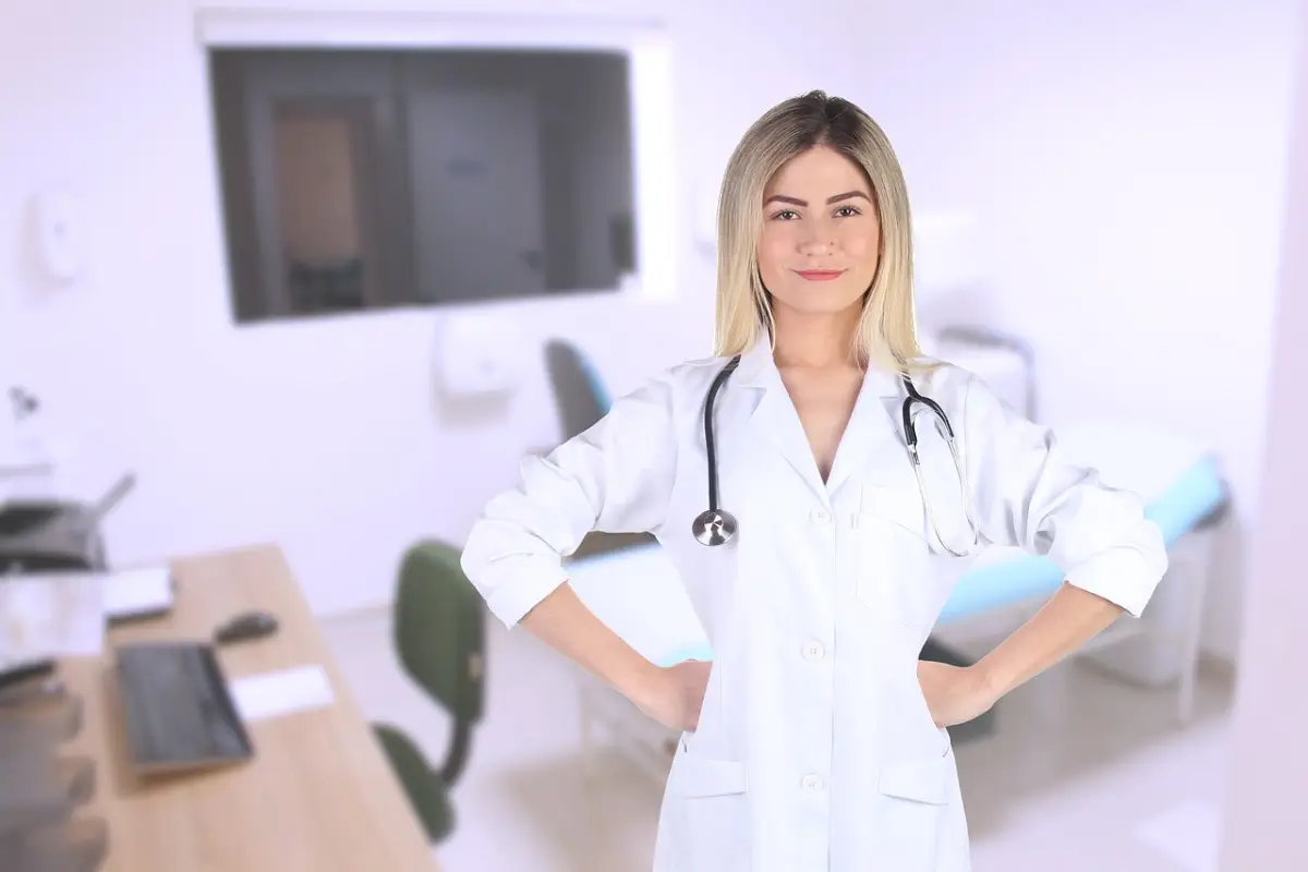 Médico mostrando pastillas para bajar de peso seguras y efectivas bajo