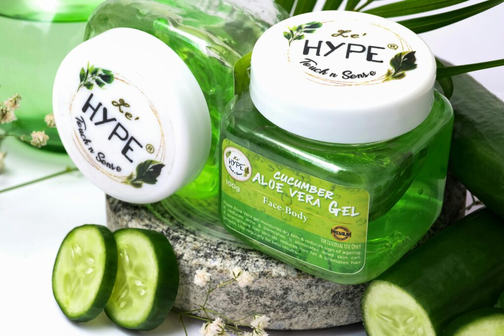 Gel de aloe vera aplicado en el cuero cabelludo como remedio natural para la caspa.