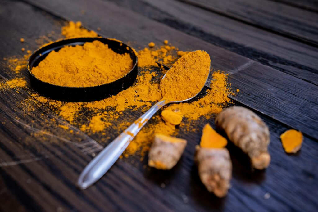 Cúrcuma y jengibre, dos especias con propiedades antiinflamatorias y digestivas esenciales para una dieta saludable.