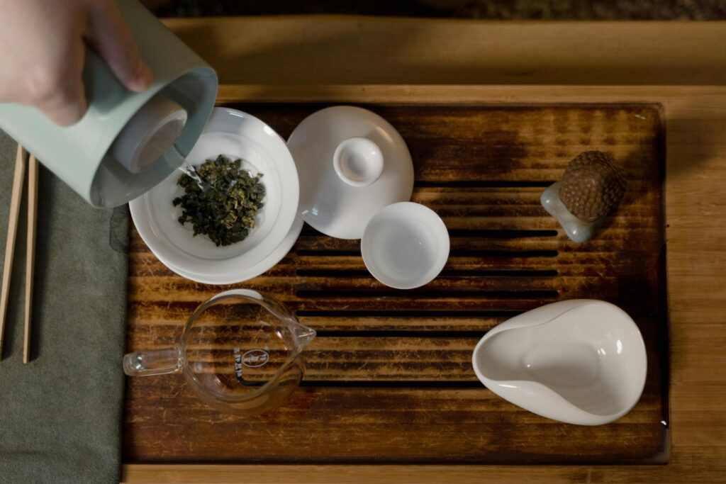 Té oolong en taza de cerámica con hojas de té sueltas, ayuda a activar el metabolismo y perder grasa.
