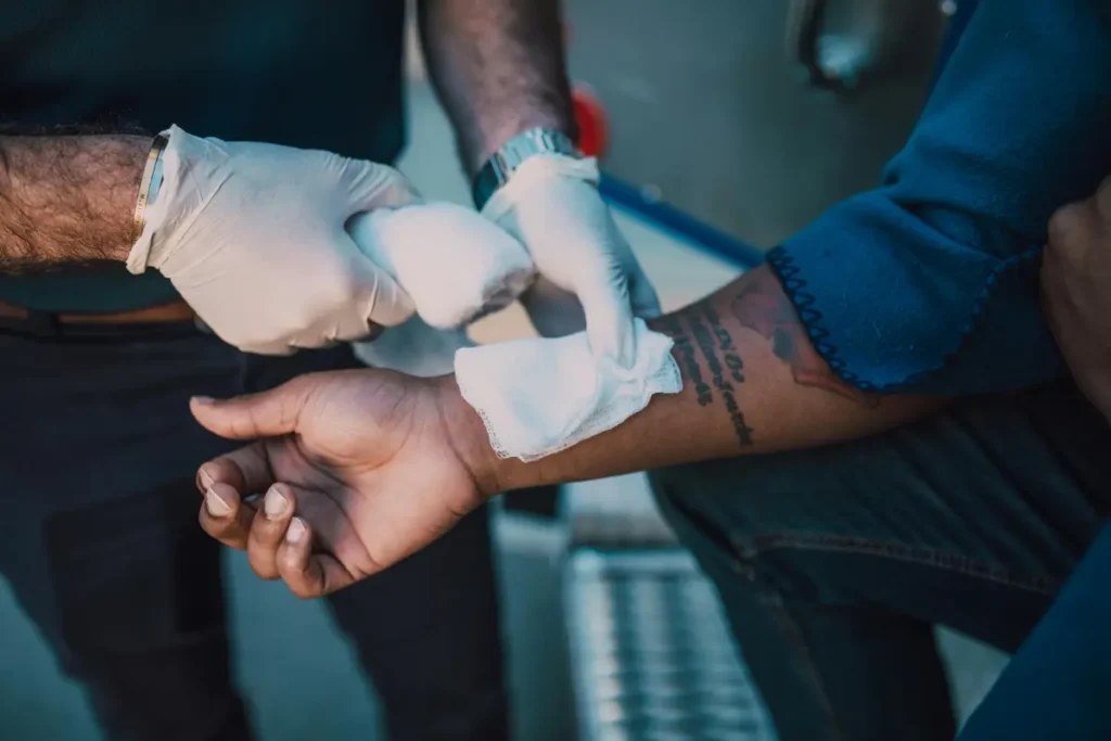 Tatuaje recién hecho cubierto con vendaje y mostrando los primeros cuidados posteriores.