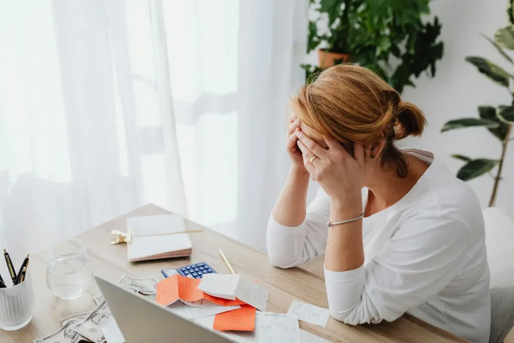 Infografía con síntomas comunes de la ansiedad, como inquietud, insomnio y dificultad para concentrarse.