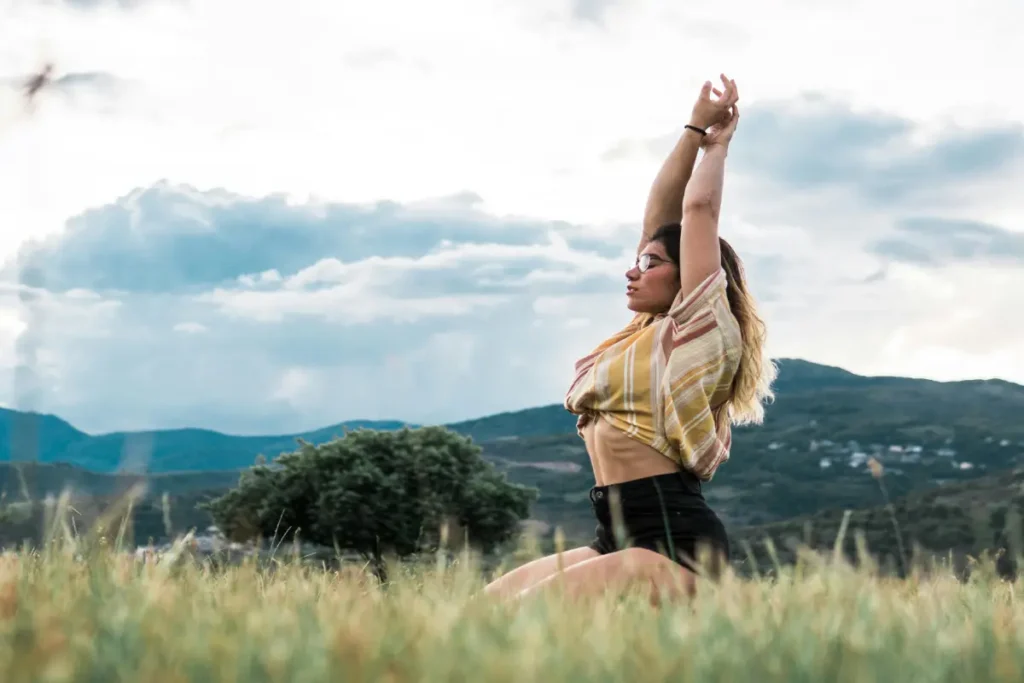 Persona practicando yoga en casa como técnica de relajación efectiva para reducir el estrés.