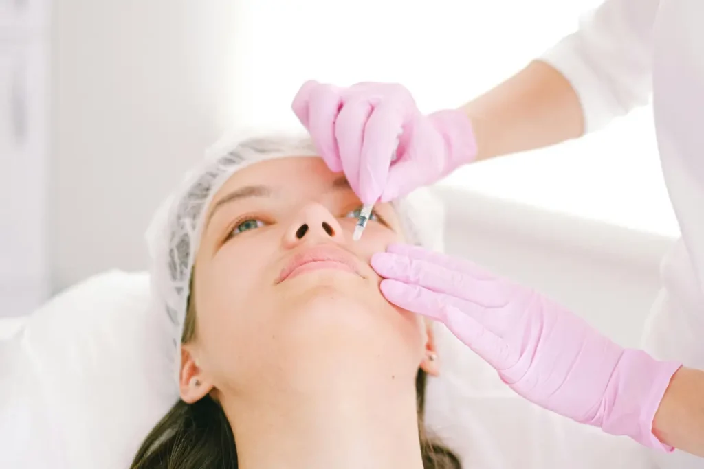 ratamientos de rejuvenecimiento facial como bótox, rellenos dérmicos y peelings químicos.